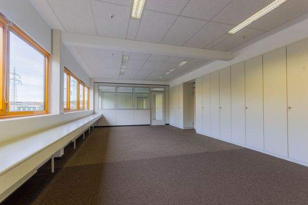 Lichtdurchflutete Bürofläche