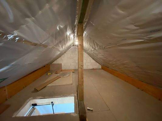 42) Dachspeicher: großzügig, ausgebaut und gedämmt