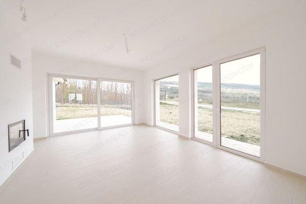 Wohn-/Esszimmer mit bodentiefen Fenstern