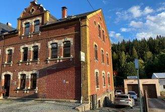 Doppelhaushälfte mit Hintergebäude