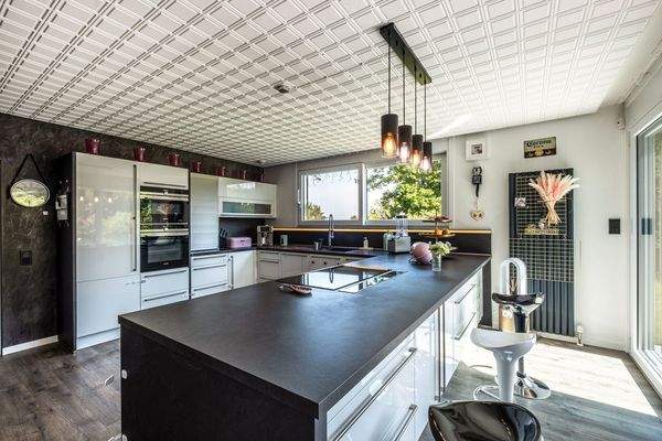 offene Küche mit Einbauküche