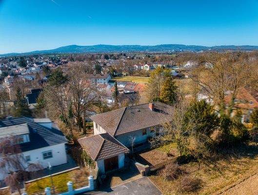 Vorderansicht mit Eingangsbereich - Blick zum Feldberg