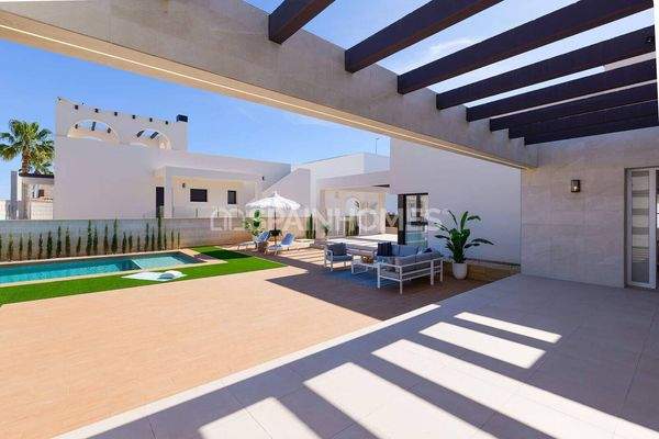 Detached 3-Bedroom Houses with Private Pools in Rojales