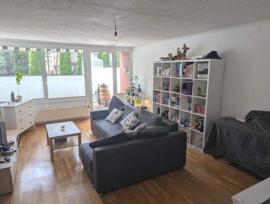 Wohnzimmer mit Blick auf Terrasse.jpg