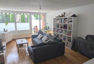 Wohnzimmer mit Blick auf Terrasse.jpg