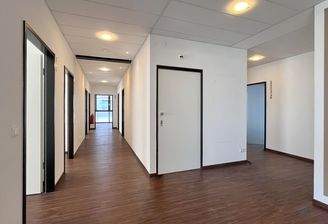 Zwei Flure und zentraler Kern mit WCs, Lager und Serverraum