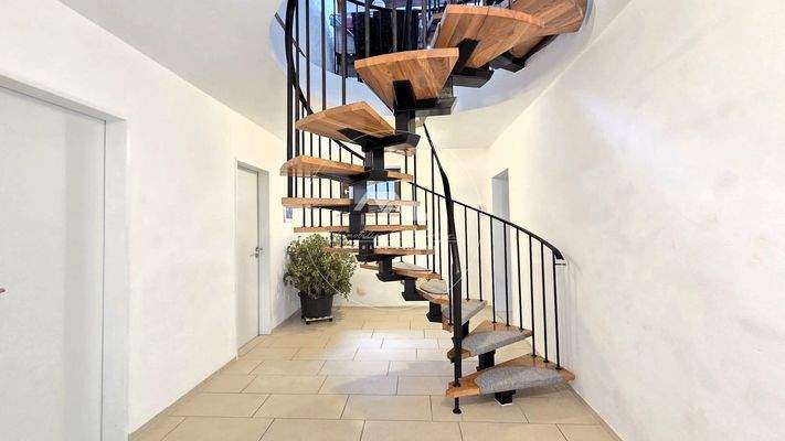 Wendeltreppe ins obere Stockwerk