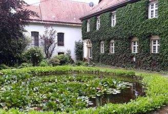 Herrenhaus mit Seerosenteich