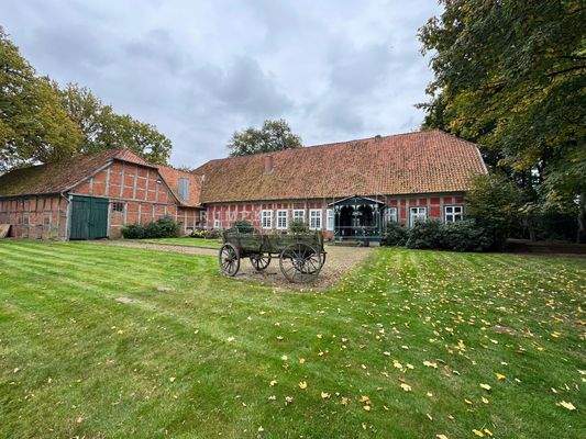 Außenansicht Wohnhaus und Scheune