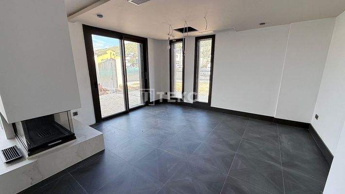 Elegant Semi-Detached Villas with Private Pools in İzmir