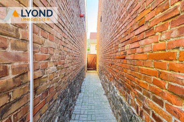 Seitenweg neben dem Haus