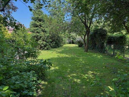 Großzügige Gartenfläche