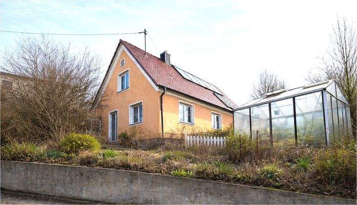 Hausansicht mit Gewächshaus