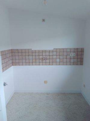 Leere Küche im Dachgeschoss