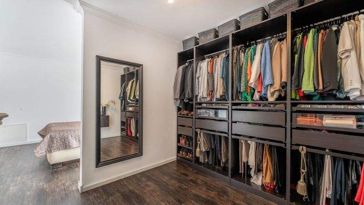 Ankleide beim Schlafzimmer im Erdgeschoss