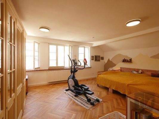  Helles SCHLAFZIMMER mit Parkettboden