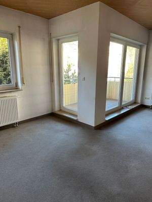 Helles Wohnzimmer mit Balkon