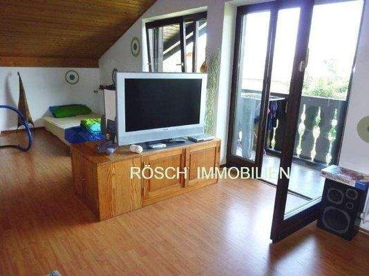 Wohnraum mit Balkonzugang