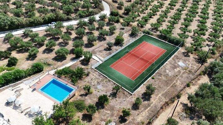 Kreta, Kournas: Spektakuläre Villa mit Tennisplatz nahe des Kournas-Sees zu verkaufen