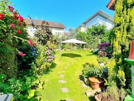 schön angelegter Garten