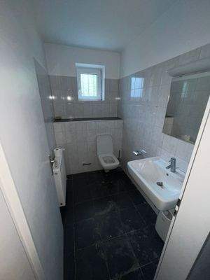 Kleines Badezimmer mit WC