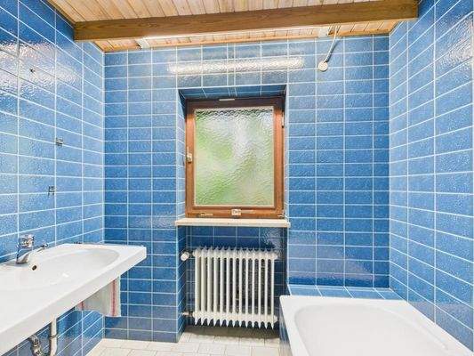 Tageslichtbad mit Doppelwaschbecken und Wanne