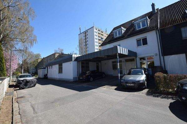 Parkplätze rückwärtig