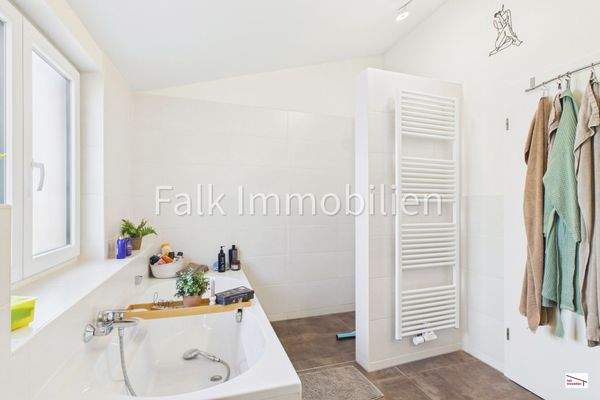 Tageslichtbad mit Badewanne und Dusche