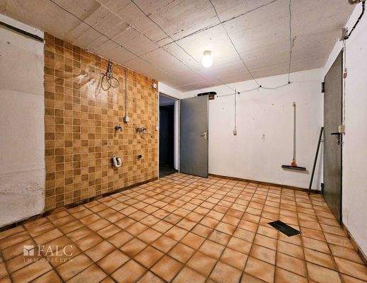 Waschküche mit Ausgang zu Garagen und Garten