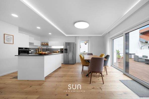 OFFENER WOHNBEREICH MIT ZUGANG ZUR DACHTERASSE