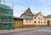 Außenansicht Wohnhaus mit Einfahrt zum Hof