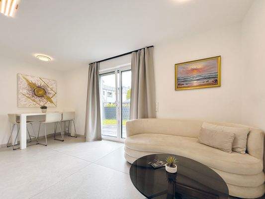 heller und offener Wohnbereich mit Zugang zum Garten