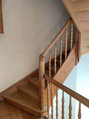 schöne Holztreppe zum Dachgeschoß