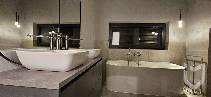 Modernes Badezimmer mit Fenster & Badewanne