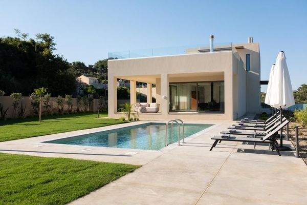 Kreta, Tavronitis: Zeitgenössisch eingerichtete Villa mit Pool zu verkaufen