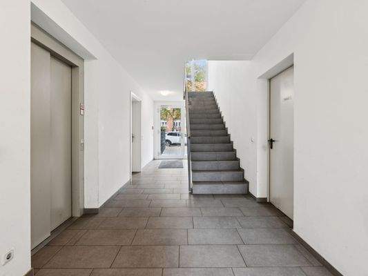 Treppenhaus und Fahrstuhl