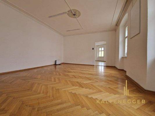 1. OG: nach Stufenaufgang links zweiter der 3 Räume