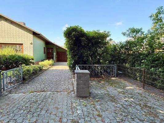 Auffahrt und weiterer Stellplatz