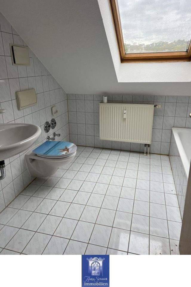 Himmlisch Wohnen unterm Dach mit großer Küche und Tageslichtbad! - Photo 2