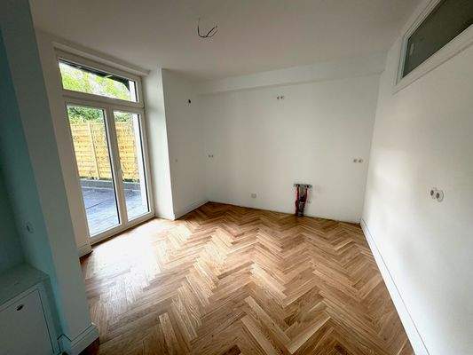 Küche mit Zugang zur Terrasse