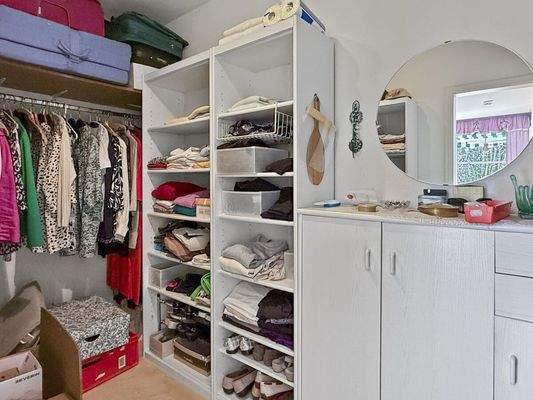 Separates Ankleidezimmer für viel Stauraum