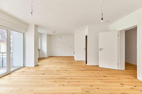 Wohnzimmer mit offener Küche