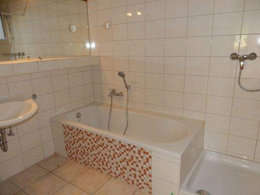 Bad mit Wanne und Dusche