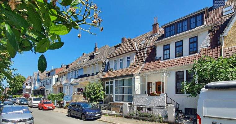 Ansprechende Häuserzeile im Bremer Weidedamm Viertel