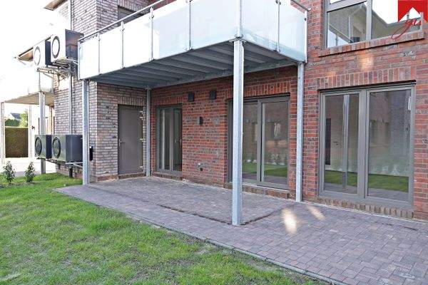 Terrasse mit Zugang zu externen Abstellraum