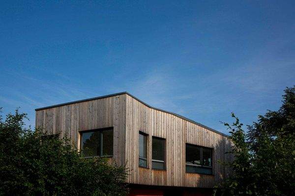 Holzfassade im Obergeschoss