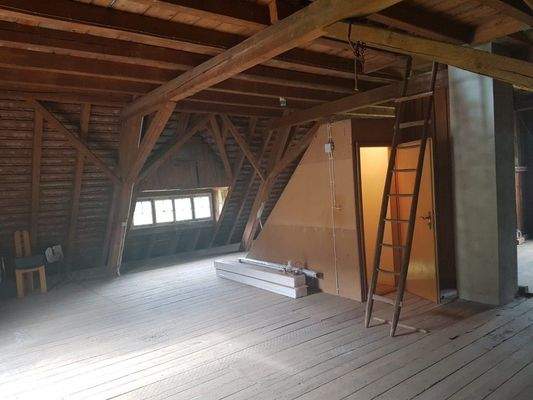 Großzügige Ausbaufläche im DG Haupthaus