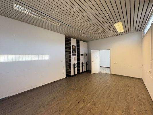 Ladenflächen mit Archiv / Regalsystem