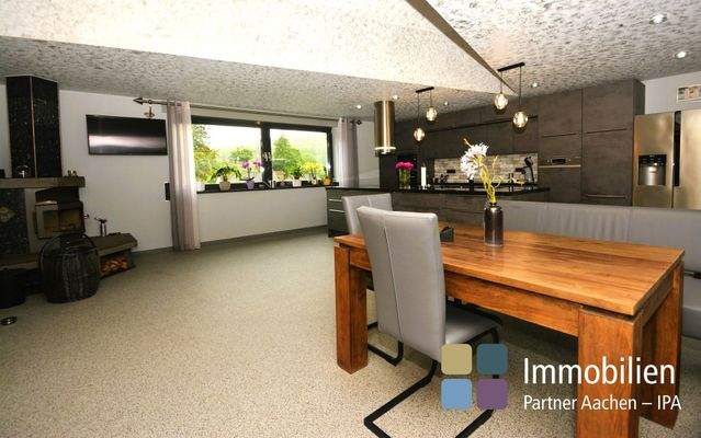 WE 1 Große Küche mit Eßbereich und Kaminofen