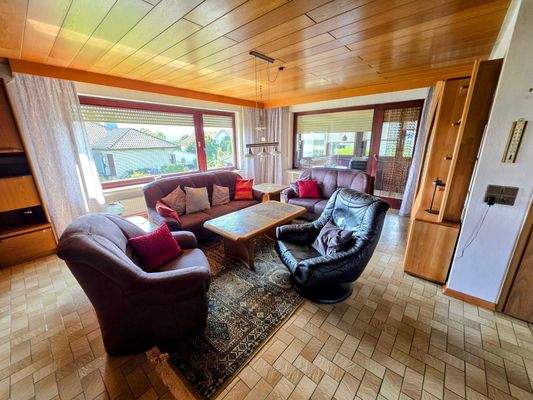 Wohnzimmer mit Zugang Wintergarten und Balkon im E